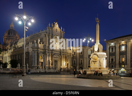 Domplatz in der Abenddämmerung, Catania, Italien Stockfoto