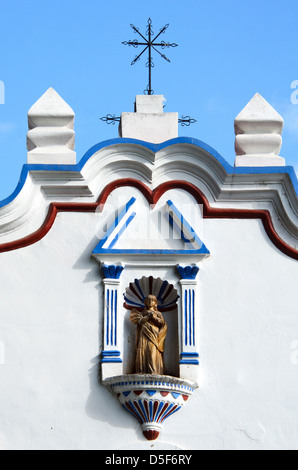 Eine Statue der Jungfrau Maria in einer Nische an der Fassade von Santa Maria De La Asuncion in Tule, Mexiko. Stockfoto