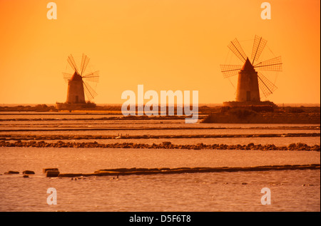 Windmühlen in Salinen in Trapani, Sizilien, Italien Stockfoto