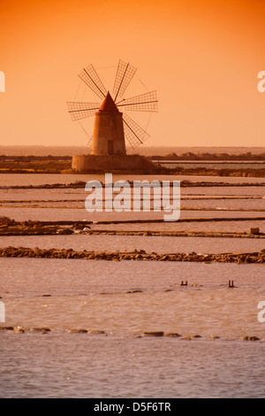 Windmühlen in Salinen in Trapani, Sizilien, Italien Stockfoto