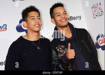 Von links: Jordan Stephens, kommen Harley Alexander-Sule Rizzle Kicks für den Jingle Bell Ball. Stockfoto