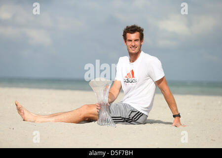 Miami, Florida, USA. 31. März 2013. Andy Murray aus Großbritannien sitzt mit Meisterschale tagsüber 14 der Sony Open 2013. Stockfoto