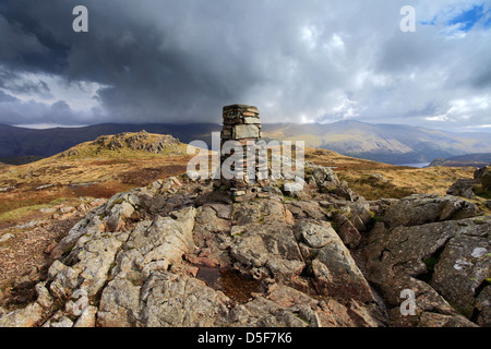 Die Verordnung Umfrage Triglyzerid Punkt auf dem Gipfel des hohen Sitz fiel, Nationalpark Lake District, Cumbria County, England, UK. Hoch Stockfoto