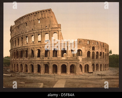 Das Kolosseum in Rom, Italien, ist eines der berühmtesten antiken Wahrzeichen der Welt. Dieses Bild fängt das Äußere ein und zeigt sein großes und römisches architektonisches Können. Stockfoto