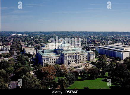 Ein Blick aus der Vogelperspektive auf das Thomas Jefferson Building der Library of Congress mit der East Capitol Street und dem James Madison Building in Washington, D.C. Stockfoto