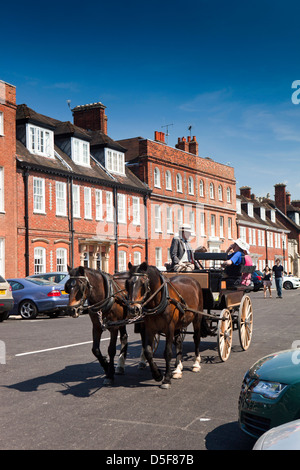 England, Berkshire, Windsor, Parkstraße, Besucher auf Pferden gezogene Kutsche tour Stockfoto