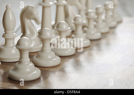 Schachfiguren auf einem Holztisch closeup Stockfoto