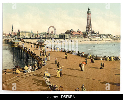 Ein Blick vom North Pier in Blackpool, England, bietet einen malerischen Blick auf die Küste und die Stadt und zeigt den historischen Badeort und seine Wahrzeichen. Stockfoto