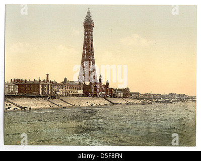Dieses Bild zeigt die Promenade und den Turm in Blackpool, England, vom North Pier aus gesehen. Der Blackpool Tower ist ein bekanntes Wahrzeichen im Badeort. Stockfoto
