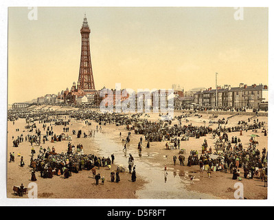 Ein historisches Foto von Blackpool, England, das die Promenade und den Turm vom South Pier zeigt. Das Bild fängt die ikonische Architektur des Seebades und seine Bedeutung als beliebtes Touristenziel ein. Stockfoto