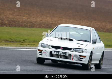 Ein Autorennen rund um Schloss Combe Rennstrecke auf den Bristol Motor Club Great Western Sprint 2013. Stockfoto
