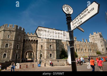 England, Berkshire, Windsor, touristische Informationen Wegweiser außerhalb der Burg Stockfoto