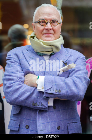 Spanische Mode-Designer Manolo Blahnik posiert für Fotografen an einem zentralen Ort London. Stockfoto