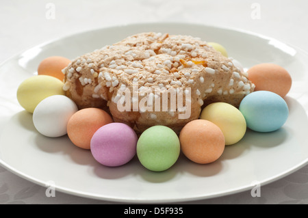 Cloe-Up Ansicht der italienischen traditionellen organischen Ostern Taube mit Schokoladeneier Stockfoto