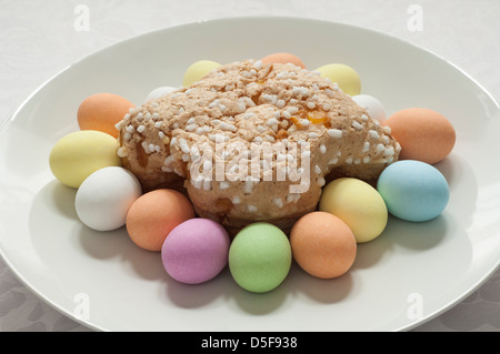 Cloe-Up Ansicht der italienischen traditionellen organischen Ostern Taube mit Schokoladeneier Stockfoto