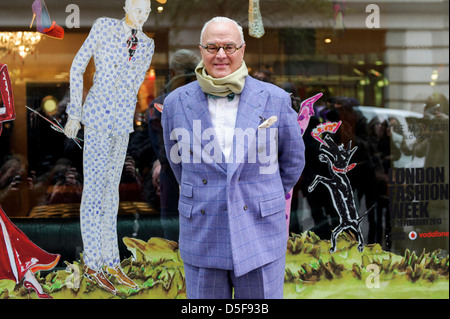 Spanische Mode-Designer Manolo Blahnik posiert für Fotografen an einem zentralen Ort London. Stockfoto