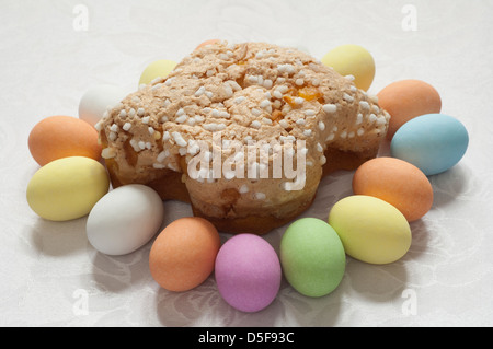 Cloe-Up Ansicht der italienischen traditionellen organischen Ostern Taube mit Schokoladeneier Stockfoto