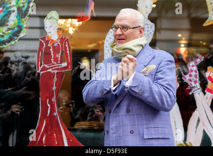 Spanische Mode-Designer Manolo Blahnik posiert für Fotografen an einem zentralen Ort London. Stockfoto