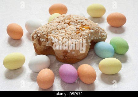 Cloe-Up Ansicht der italienischen traditionellen organischen Ostern Taube mit Schokoladeneier Stockfoto