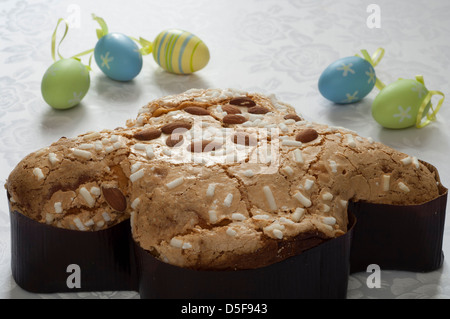 Cloe-Up Ansicht der italienischen traditionellen organischen Ostern Taube mit Schokoladeneier Stockfoto