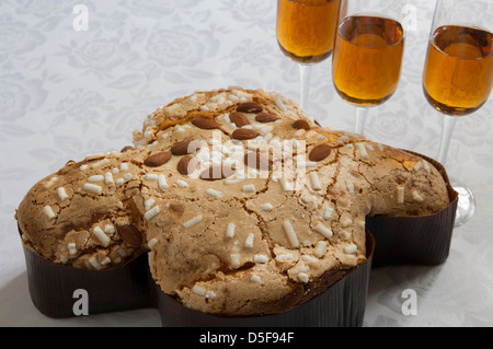 Cloe-Up Ansicht der italienischen traditionellen organischen Ostern Taube mit Wein Stockfoto