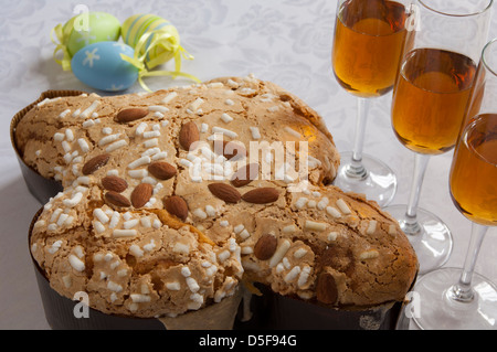 Cloe-Up Ansicht der italienischen traditionellen organischen Ostern Taube mit Schokolade Ostereier und Wein Stockfoto