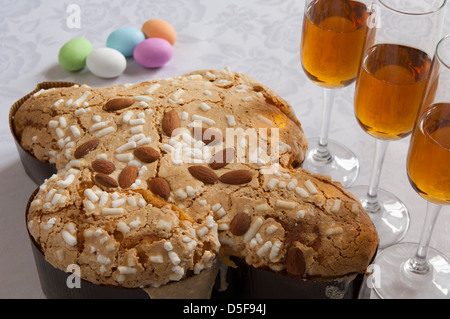 Cloe-Up Ansicht der italienischen traditionellen organischen Ostern Taube mit Schokolade Ostereier und Wein Stockfoto