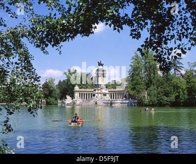 Denkmal für König Alfonso XII am großen Teich von El Retiro, Parque del Buen Retiro (Park Buen Retiro), Centro, Madrid, Königreich Spanien Stockfoto