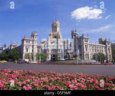 Der Cibeles-Brunnen mit Palacio de Cibeles (Cibeles-Palast) dahinter, Plaza de Cibeles, Centro, Madrid, Königreich Spanien Stockfoto