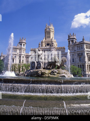 Der Cibeles-Brunnen mit Palacio de Cibeles (Cibeles-Palast) dahinter, Plaza de Cibeles, Centro, Madrid, Königreich Spanien Stockfoto