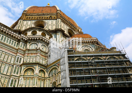 Gerüst auf einem Abschnitt des Doms in Florenz die wiederhergestellt wird. Stockfoto