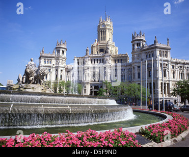 Der Cibeles-Brunnen mit Palacio de Cibeles (Cibeles-Palast) dahinter, Plaza de Cibeles, Centro, Madrid, Königreich Spanien Stockfoto