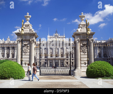 Palacio Real de Madrid (Königlicher Palast von Madrid), Calle de Bailén, Centro, Madrid, Königreich Spanien Stockfoto