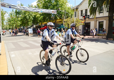 Australische Polizei patrouilliert Straße auf Fahrrädern Stockfoto