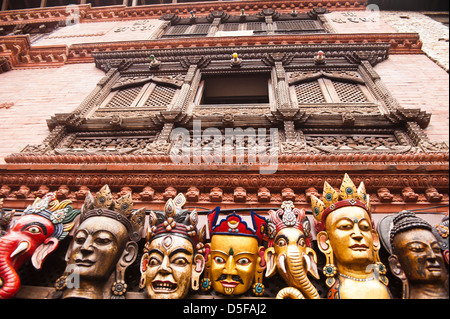 Typische Masken basierend auf religiöse Designs zum Verkauf auf dem Abwürgen, Swayambhunath, Kathmandu, Nepal Stockfoto