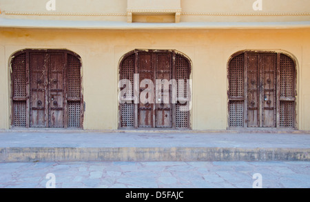 drei alte Holztüren in Rajasthan Jaipur City, Indien Stockfoto