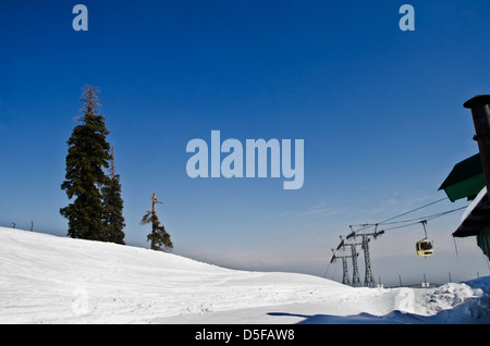 Pendelbahn im Winter, Gulmarg, Jammu und Kaschmir, Indien Stockfoto