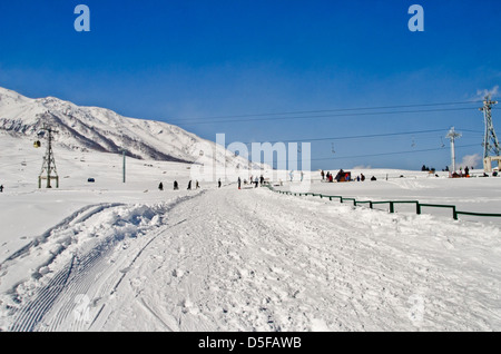 Touristen im Skigebiet im Winter, Gulmarg, Jammu und Kaschmir, Indien Stockfoto