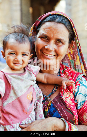 Porträt eines Mädchens mit der Mutter, Jaisalmer, Rajasthan, Indien Stockfoto