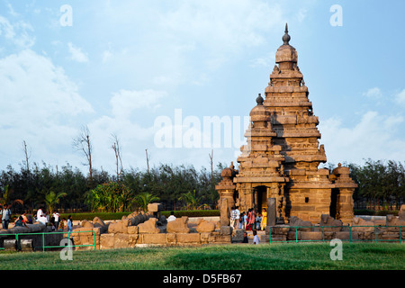 Touristen am alten Shore Tempel, Mahabalipuram, Kanchipuram Bezirk, Tamil Nadu, Indien Stockfoto