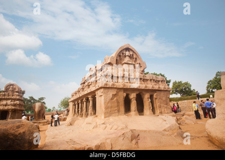 Touristen im alten Pancha Rathas Tempel, Mahabalipuram, Kanchipuram Bezirk, Tamil Nadu, Indien Stockfoto