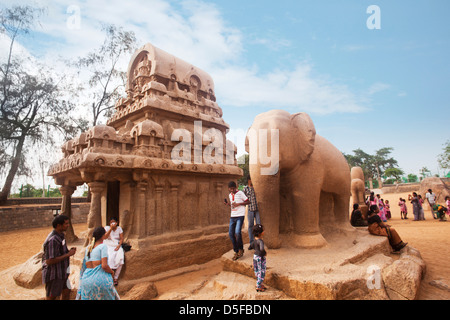 Touristen im alten Pancha Rathas Tempel, Mahabalipuram, Kanchipuram Bezirk, Tamil Nadu, Indien Stockfoto