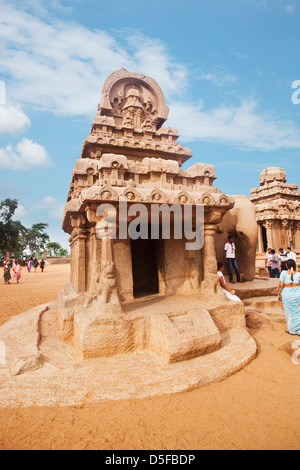 Touristen im alten Pancha Rathas Tempel, Mahabalipuram, Kanchipuram Bezirk, Tamil Nadu, Indien Stockfoto