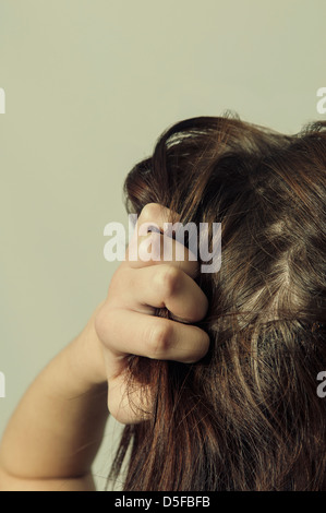 Junge Frau ziehen ihr Haar in der frustration Stockfoto