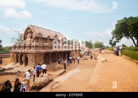 Touristen im alten Pancha Rathas Tempel, Mahabalipuram, Kanchipuram Bezirk, Tamil Nadu, Indien Stockfoto