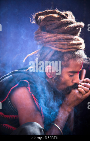 Sadhu Rauchen Chilam in Kumbha Mela, Allahabad, Uttar Pradesh, Indien Stockfoto