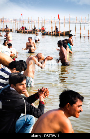 Pilger, Baden im Fluss Ganges während der Kumbha Mela Festival in Allahabad, Uttar Pradesh, Indien Stockfoto