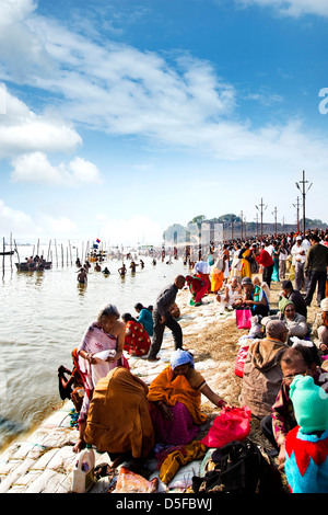 Pilger am Ghat des Ganges während der Kumbha Mela Festival in Allahabad, Uttar Pradesh, Indien Stockfoto