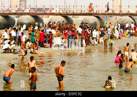 Pilger, Baden im Fluss Sangam während der ersten königlichen Bad-Prozession in Kumbh Mela Festival Allahabad Uttar Pradesh, Indien Stockfoto