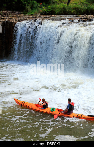 Kajakfahren im Haruru Falls am Fluss Waitangi in Northland. Stockfoto